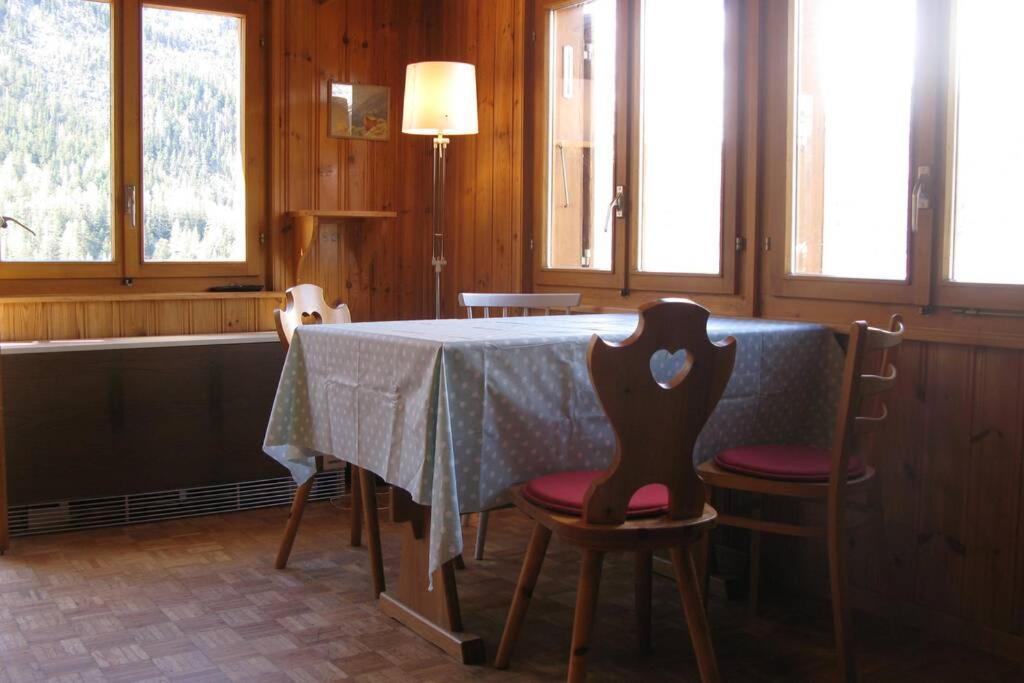Alpia 26 - Zwei Zimmerwohnung In Traditionellem Walliser Haus Gasenried Eksteriør bilde